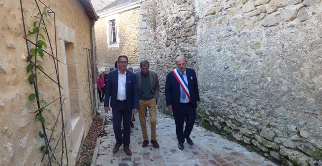 photo  gwénaël de sagazan, maire de bazouges – cré-sur-loir (sarthe) a guidé les élus et les habitants au travers des rues et ruelles du vieux-bourg réhabilitées et embellies par les travaux qui ont duré une année.  &copy;  ouest-france 