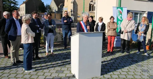 photo  brigitte zéniter, maire de champfleur (sarthe), accompagnée du sous-préfet et des élus a présenté l’aboutissement du projet de sécurisation du bourg.  &copy;  ouest-france 