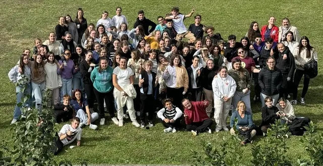 photo  les élèves du lycée et leurs enseignants réunis lors de la journée jeux d’intégration.  &copy;  ouest-france 