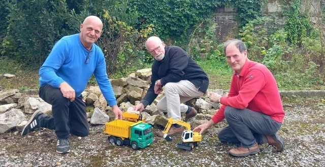 photo  de gauche à droite vincent debacker, christian richard et fabrice sorel. au travers l’exposition, ils comptent mettre en avant des sites industriels qui n’existent plus ou qui sont cachés.  &copy;  ouest-france 