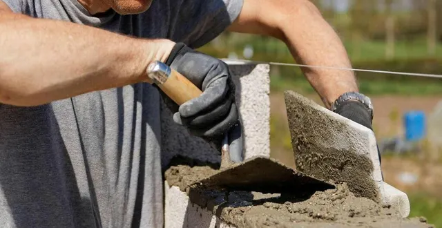 photo  l’artisanat regroupe quelque 250 métiers, répartis en quatre grandes familles : l’alimentation, le bâtiment, la fabrication et les services (photo d’illustration).  &copy;  archives ouest-france 
