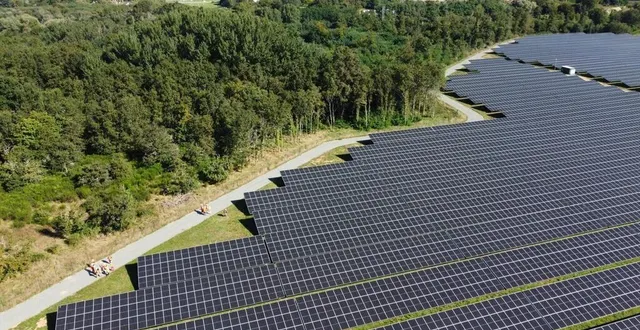 photo  la centrale solaire d’yvré vue du ciel. l’entreprise iel compte en mettre en production deux autres, à challes et changé, en sarthe, en 2027.  &copy;  iel 