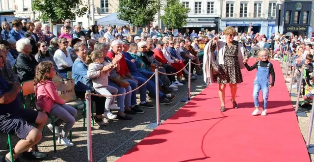 photo  julia et mado ont participé au défilé de mode sous les applaudissements du public.  &copy;  ouest-france 