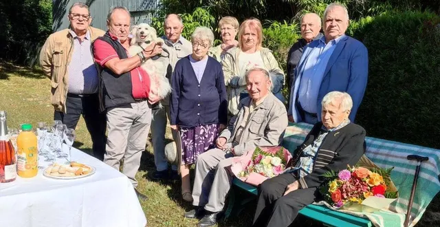 photo  marguerite chudeau avec son fils, andré, et sa compagne, christine ; ses voisins, ginette et jacky vinçon ; jean-yves avignon, maire ; serge etaix, chantalbourgouin et annick héron de générations mouvement.  &copy;  ouest-france 