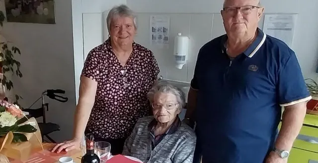 photo  thérèse leray a soufflé ses bougies à l’ehpad louis-pasteur.  &copy;  ehpad louis-pasteur 