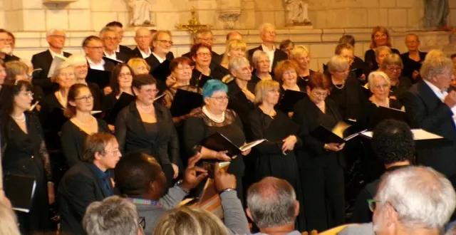 photo  les choristes en l’église de luché-pringé.  &copy;  le maine libre 