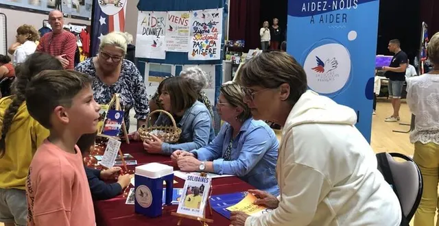 photo  cette rencontre a permis aussi d’expliquer les actions au public. ici, clovis, 9 ans, s’intéressait au secours populaire.  &copy;  le maine libre 