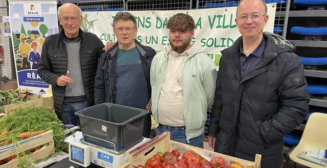 photo  de gauche à droite : pierre geneix, trésorier ; michel tabesse, trésorier-adjoint ; enzo lemazurier, salarié des jardins dans la ville, et christophe alligné, président des trois associations.  &copy;  ouest-france 