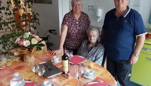 photo  thérèse leray, entourée de son fils et de sa belle fille.  &copy;  ehpad louis pasteur 