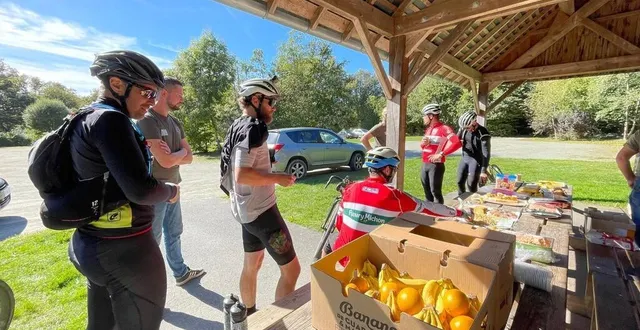 photo  la pause ravitaillement était à rallonge lors de la troisième édition de l’alpes mancelle gravel bike.  &copy;  le maine libre 