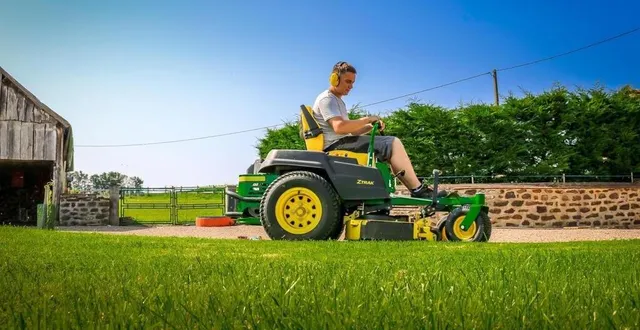 photo  comme tous les professionnels de l’entretien d’espaces verts, julien bourillon vit une année compliquée.  &copy;  archives le maine libre 
