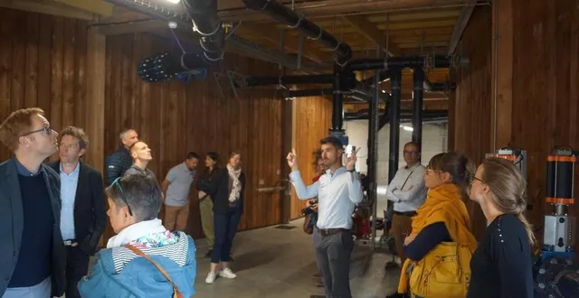 photo  des visiteurs très attentifs aux données des techniciens notamment.  &copy;  le maine libre 