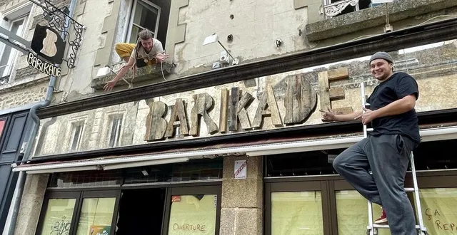 photo  andré descours et tom roustain, les gérants de la barikade, nouveau bar d’alençon, ont déjà posé les lettres du nouveau nom de leur établissement.  &copy;  ouest-france 