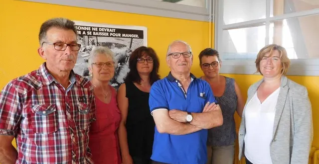 photo  en juin 2017, claude fichet (au centre, les bras croisés) avec l’équipe qui dirigeait le secours populaire. avec de gauche à droite : daniel renaudin, nicole riffier, frédérique denis, martine bonnifait et dominique desarthe.  &copy;  archives ouest-france 