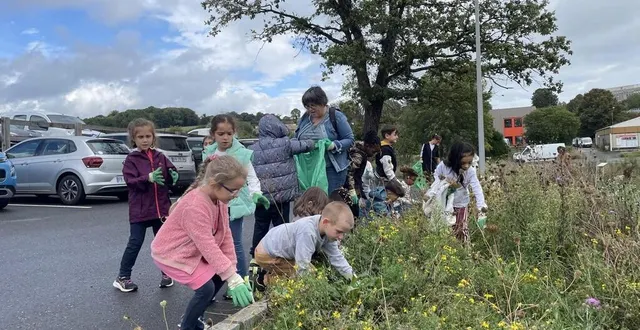 photo  en septembre 2023, les cp de morin-lafontaine à flers, dans l’orne, ont nettoyé la coulée verte de ses déchets.  &copy;  ouest-france /archives 
