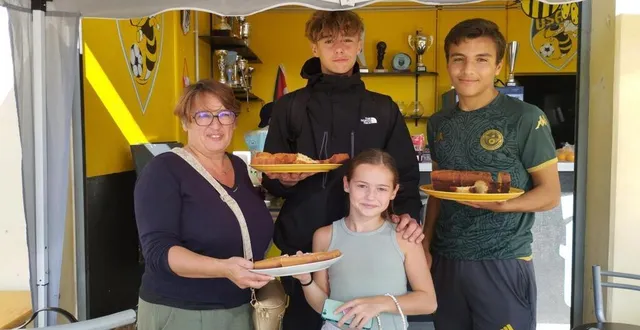 photo  maude, accompagnée de lison, 9 ans, d’amine et raphael, coéquipiers d’ethan, étaient présents pour vendre des parts de gâteaux.  &copy;  ouest-france 