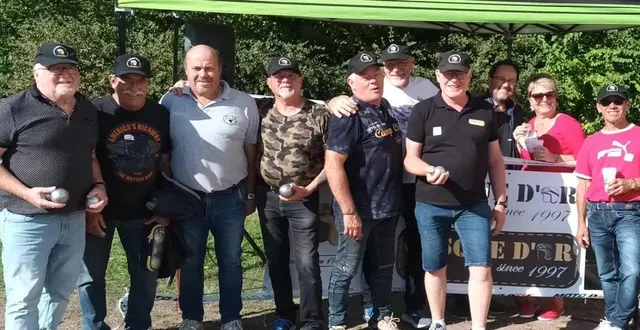 photo  le secrétaire patrick jasmin (à gauche) et le président vincent boussard, au milieu des organisateurs du concours de boules.  &copy;  ouest-france. 