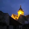 photo  l’église saint-martin à la tombée  de la nuit. 