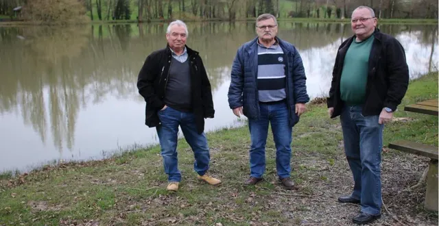 photo  yves leroux, membre ; jean-philippe botereau, président et daniel ricordeau, secrétaire, accueilleront les pêcheurs pour les derniers lâchers de truites.  &copy;  ouest-france 