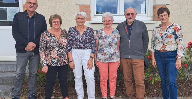 photo  bruno quéru, michèle boivin, thérèse bigot, guillemette brault, didier pommier et éliane léveillé attendent leurs camarades d’école.  &copy;  ouest-france 