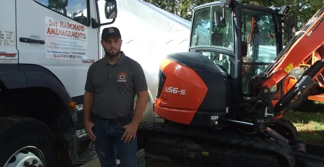 photo  antoine tarbouriech avec une partie de son parc matériel.  &copy;  ouest-france 