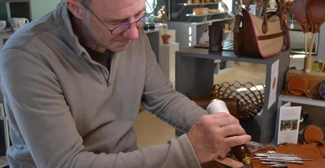 photo  yvan de la villèsbrune en démonstration à la boutique du moulin.  &copy;  le maine libre 