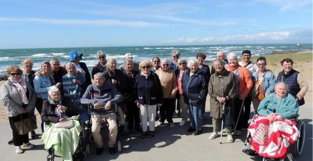photo  repas au restaurant, balade sur la plage et le port de préfailles ont marqué la sortie des bénéficiaires d’abord’âge sud sarthe.  &copy;  abord’âge sud sarthe 