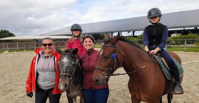 photo  marguerite hulot, monitrice d’équitation, emmanuelle, plee, directrice du centre équestre ; en selle adèle et roman. 