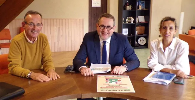 photo  de gauche à droite. : jean-christophe bachelier, yves-marie hervé et naïma amrane-henriette (adjointe à la communication), présentent les enjeux du salon changéen de la construction.  &copy;  le maine libre 