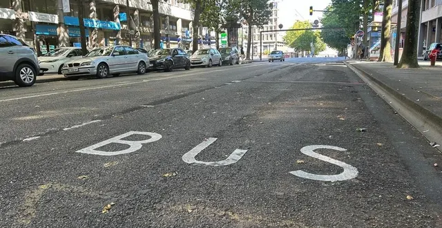 photo  peut-on parfois rouler sur les voies de bus ?  &copy;  photo le maine libre 