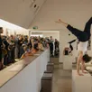 photo  le spectacle de cirque axis mundi, proposé samedi 21 et dimanche 22 septembre 2024 au musée carré plantagenêt, au mans (sarthe) propose une visite acrobatique des lieux. 