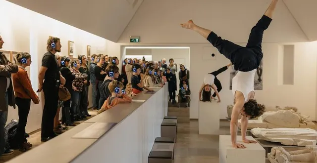 photo  le spectacle de cirque axis mundi, proposé samedi 21 et dimanche 22 septembre 2024 au musée carré plantagenêt, au mans (sarthe) propose une visite acrobatique des lieux.  &copy;  thomas brousmiche 