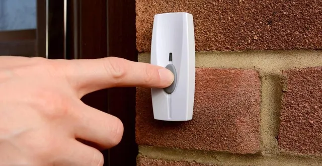 photo  attention aux faux démarcheurs à domicile dans le pays sabolien (photo d’illustration).  &copy;  archives ouest-france 