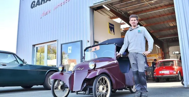 photo  maxime laurendeau aux côtés de la mochet qu’il présentera au rétromobile day de juigné-sur-sarthe, les 21 et 22 septembre 2024. on aperçoit aussi une jaguar xjs et une mini dans le garage, dont il sera le patron, dans le courant de l’année 2025.  &copy;  ouest-france 