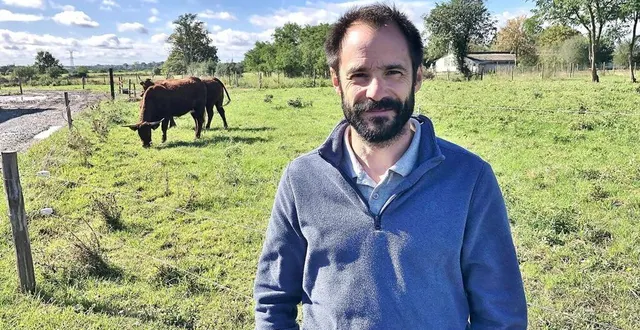 photo  sébastien champion, ici en 2023, dans son exploitation au lieu-dit la pillerie, à auvers-le-hamon.  &copy;  archives ouest-france 