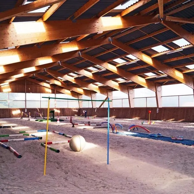 photo depuis quelques semaines déjà, le manège d’une surface de 1 000 m² est investi par loisirs équestres.  ©  ouest-france