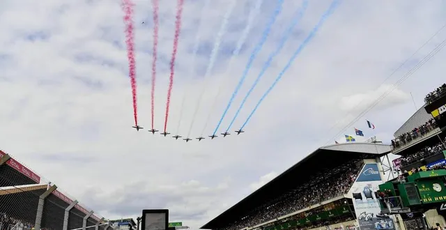 photo  le survol du circuit par la patrouille de france avant le départ de la course est une tradition.  &copy;  archives le maine libre – hervé petitbon 
