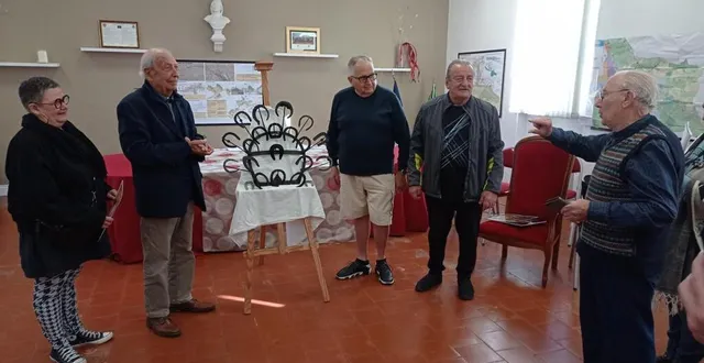 photo  guy astruc (2e à gauche), remettant le chef-d’œuvre de son grand-père à la commune, en compagnie de rené paquier (au centre) et de norbert menu (à droite) ainsi que des membres de la famille.  &copy;  ouest-france 
