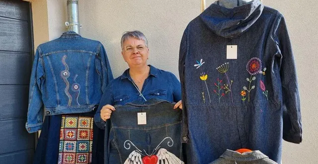 photo  après un déstockage massif de pantalons en jean, claire guégan met l’accent sur les vestes brodées à la main, à découvrir lors de la porte ouverte de samedi.  &copy;  ouest-france 