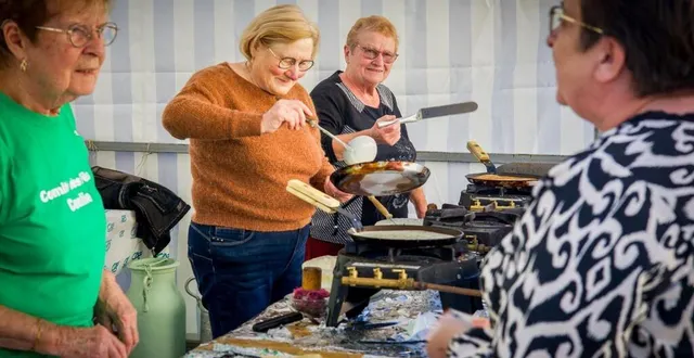 photo  dimanche, le centre bourg était envahi d’étals en tout genre : vêtements, tufting, caravane photo, bougies artisanales, bijoux, pêche à la ligne… parmi la quarantaine de stands, on pouvait s’arrêter à la crêperie où trois crêpières ont cuit la délicieuse pâte sans discontinuer. à 15 h, marie-thérèse se réjouissait du succès : « il y a plein de gens qui les prennent par cinq ! »  &copy;  ouest-france 
