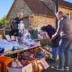 photo  dimanche, le bric-à-brac annuel de saint-julien avait envahi l’unique rue du village. l’événement a débuté dans la grande fraîcheur matinale. les visiteurs ont profité de leur passage pour admirer les retables de l’église ou se ressourcer dans les parcs du château de la renaudière, dont les pelouses sont actuellement parsemées de cyclamens en fleurs. 