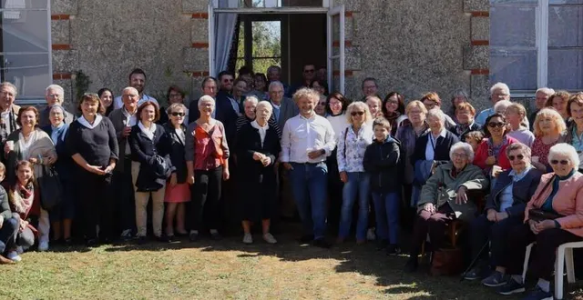 photo  juste avant le déjeuner, sœur marguerite françoise, au centre, est entourée de sa famille et de ses amis.  &copy;  le maine  libre 