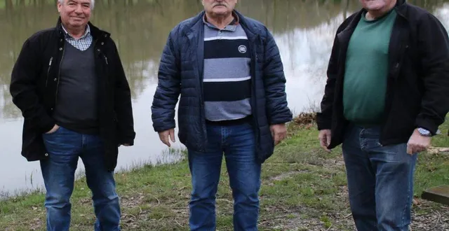 photo  yves leroux, jean-philippe bodereau et daniel ricordeau, préparent les lâchers de truites.  &copy;  le maine libre 