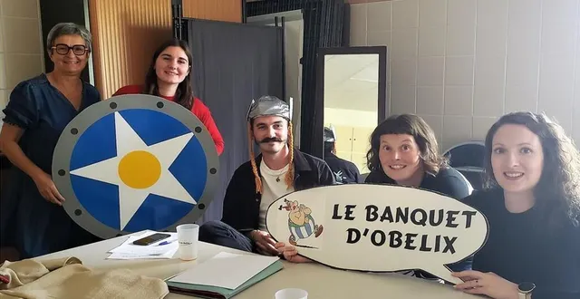 photo  la médiathécaire manon geslin, sa collègue et leurs partenaires du centre social, du val’rhonne et de l’accueil périscolaire.  &copy;  le maine libre 