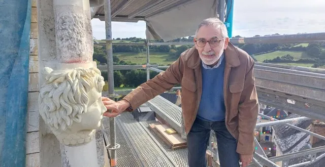 photo  un artisan spécialiste des travaux menés sur les églises, au chevet de notre-dame à courdemanche.  &copy;  le maine libre 