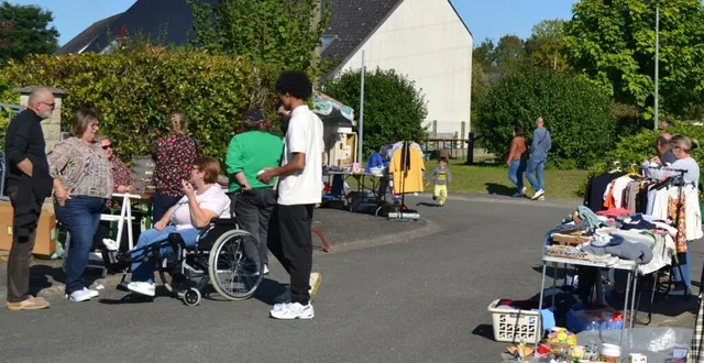 photo  les puces du gué-guillaume ont rassemblé de très nombreux visiteurs et une quarantaine d’exposants.  &copy;  le maine libre 