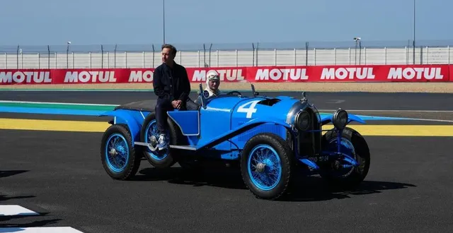 photo  l’animateur vedette stéphane bern, ici passager d’une lorraine-dietrich, copie de la voiture qui a remporté les 24 heures du mans en 1925.  &copy;  aco 