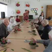 photo  nadège a animé le premier atelier floral de la saison avec une dizaine de résidents ravis. 