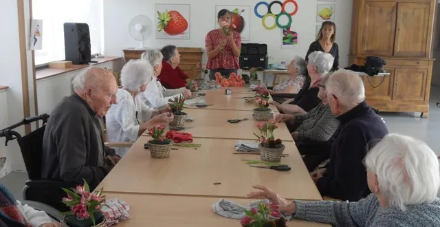 photo  nadège a animé le premier atelier floral de la saison avec une dizaine de résidents ravis.  &copy;  le maine libre 