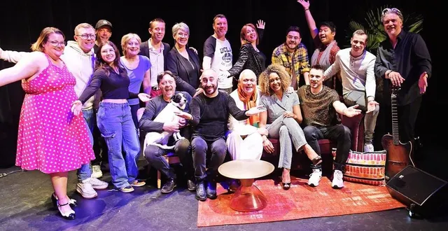 photo  autour de richard cross, les artistes de l’association « chansons à la maison ».  &copy;  le maine libre 